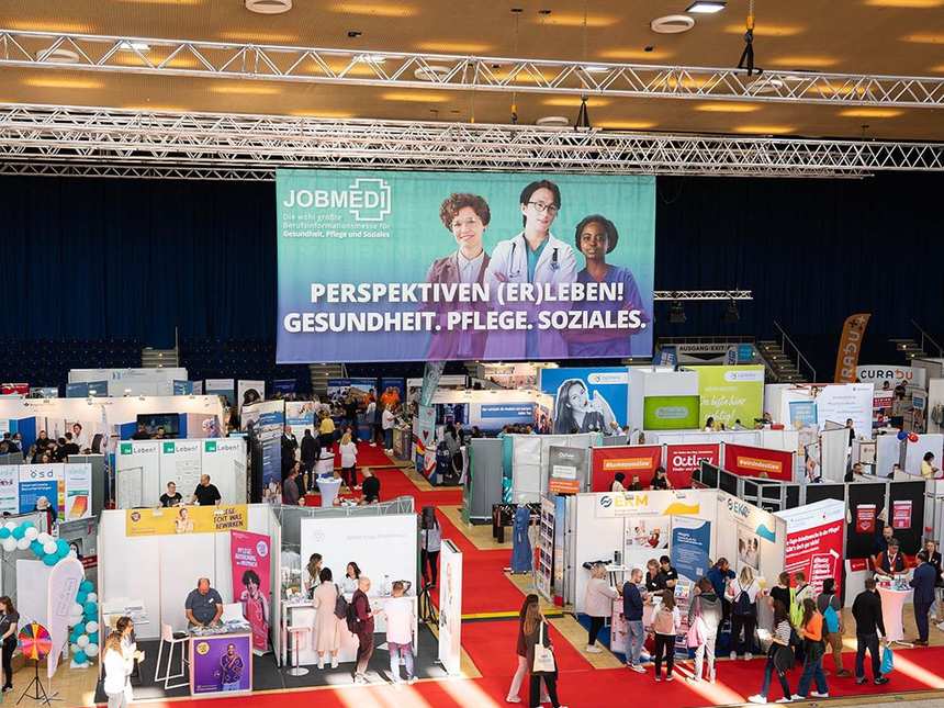 Messehalle der JOBMEDI mit Ausstellerständen